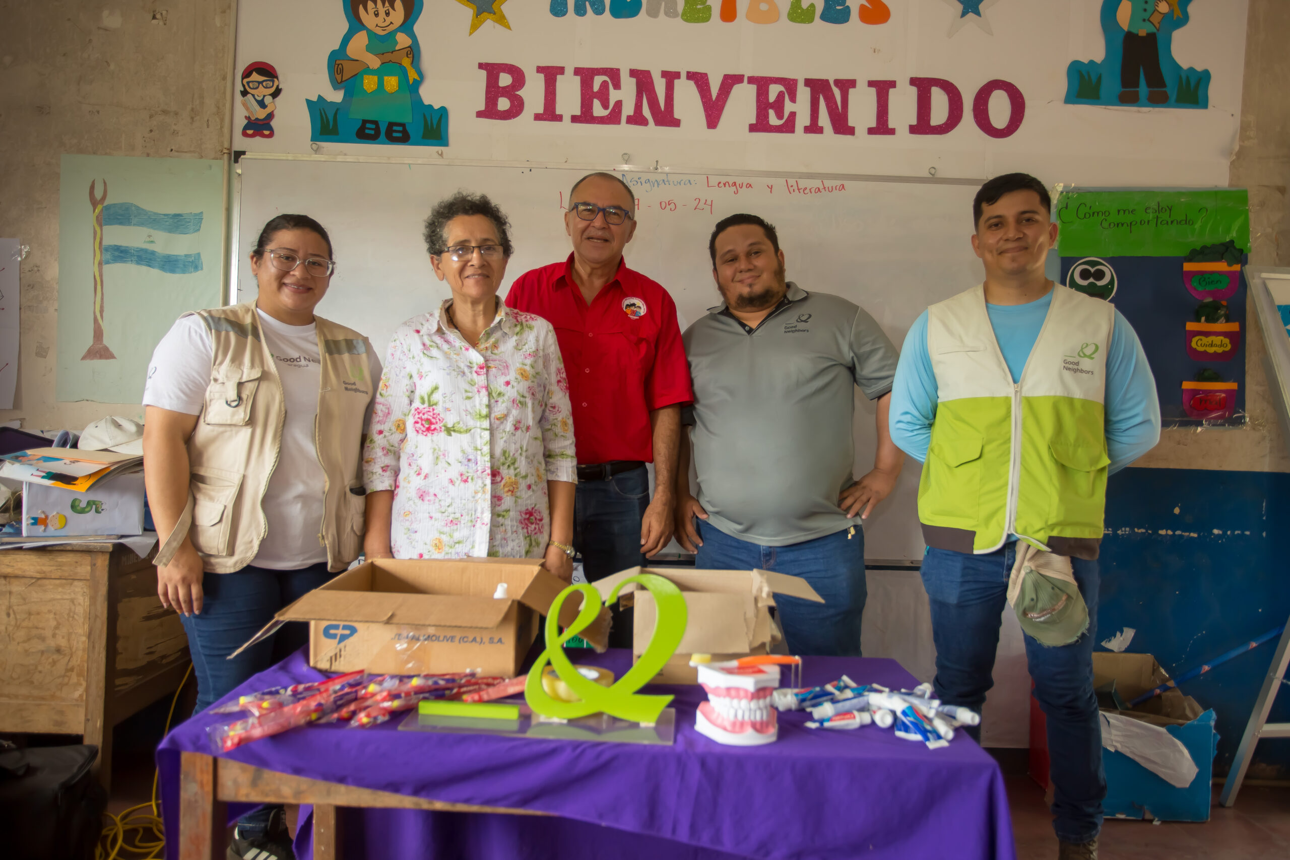 Entrega de donación kit de higiene bucal de Colgate